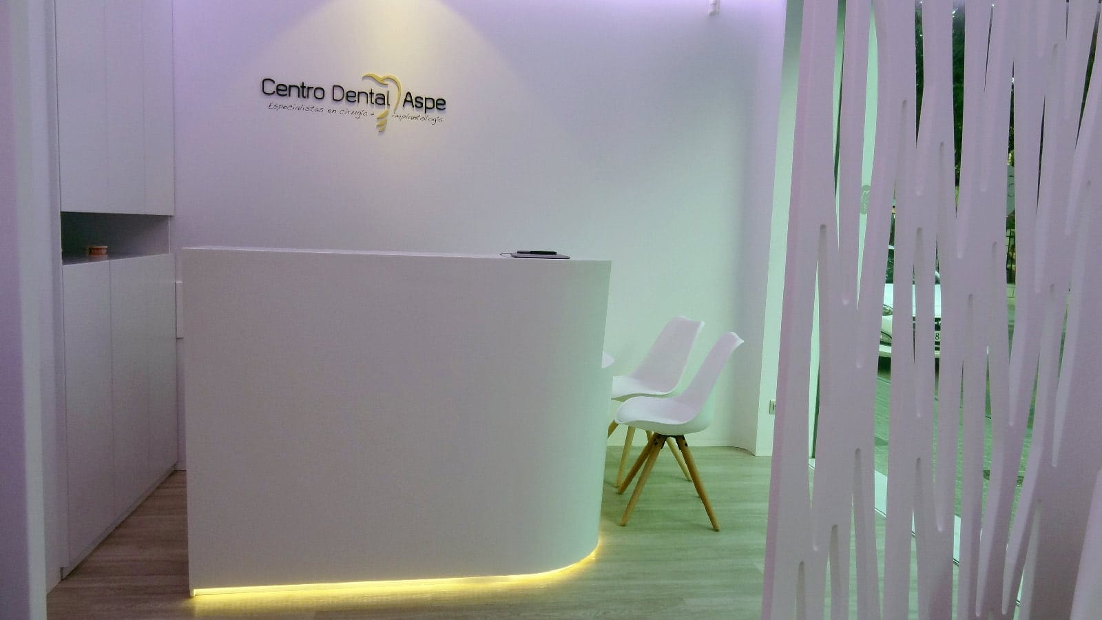 La clínica dental Aspe incorpora el blanco y las texturas madera de PORCELANOSA Grupo