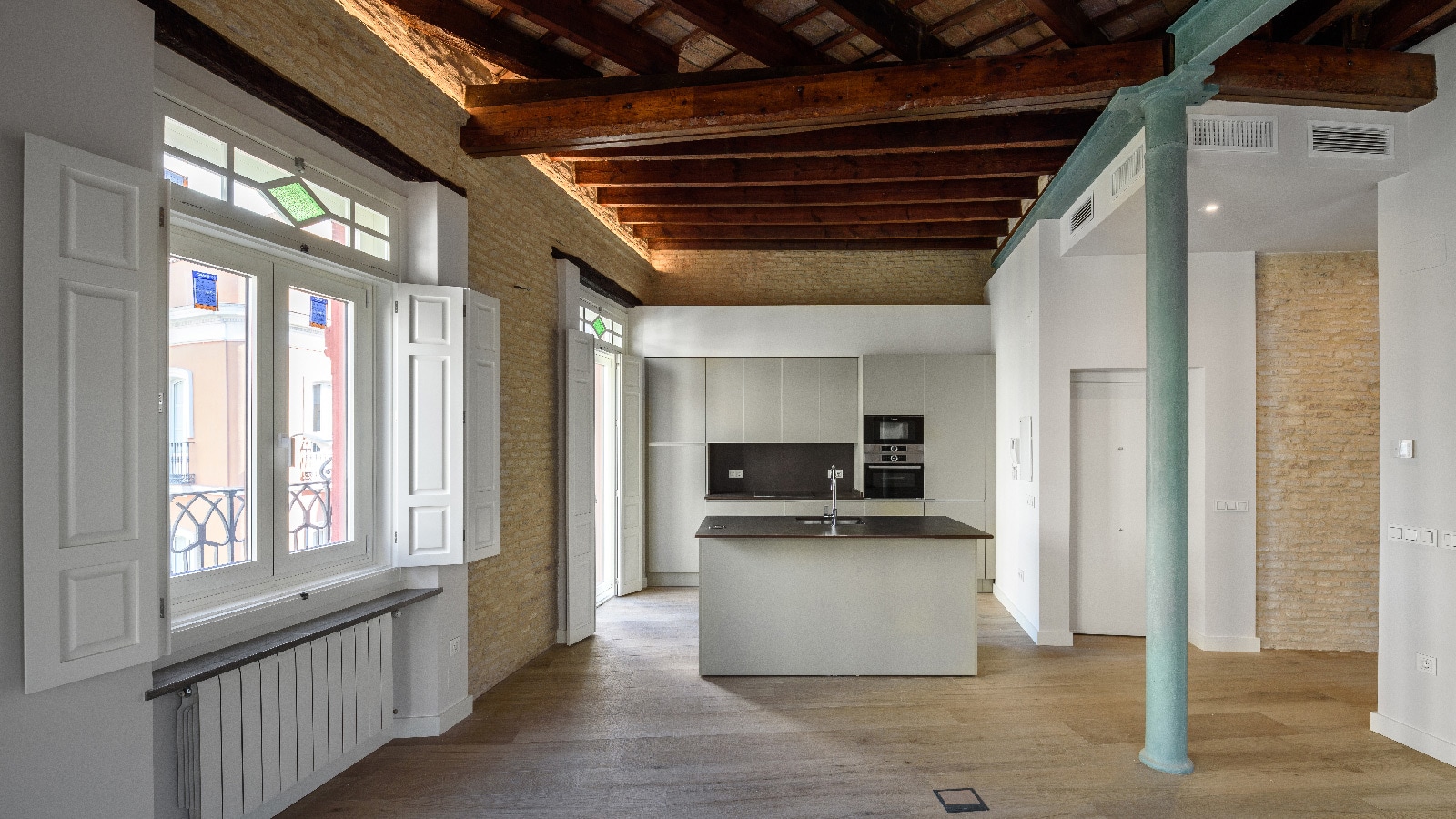 Porcelanosa Grupo Projects: Dos épocas en una vivienda de Sevilla