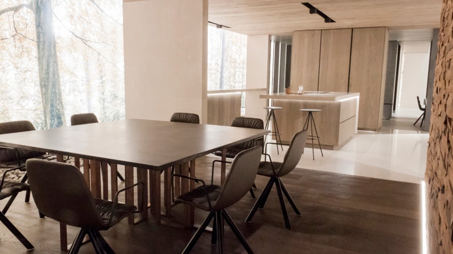 Distinction et naturel dans le showroom rénové de L’Antic Colonial