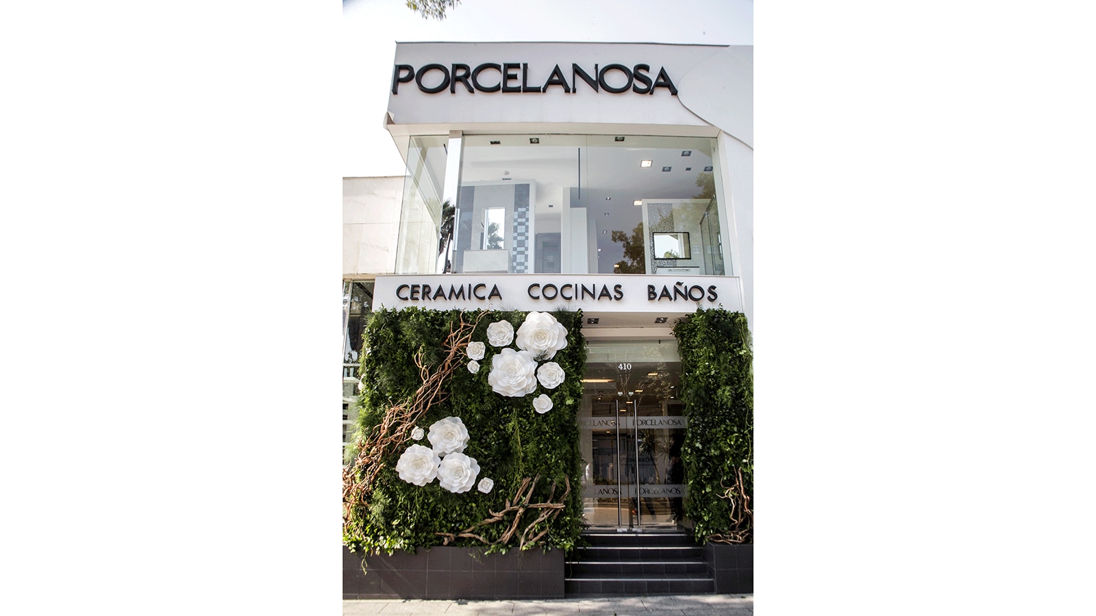 PORCELANOSA Grupo ricopre di rose bianche il suo showroom in Messico
