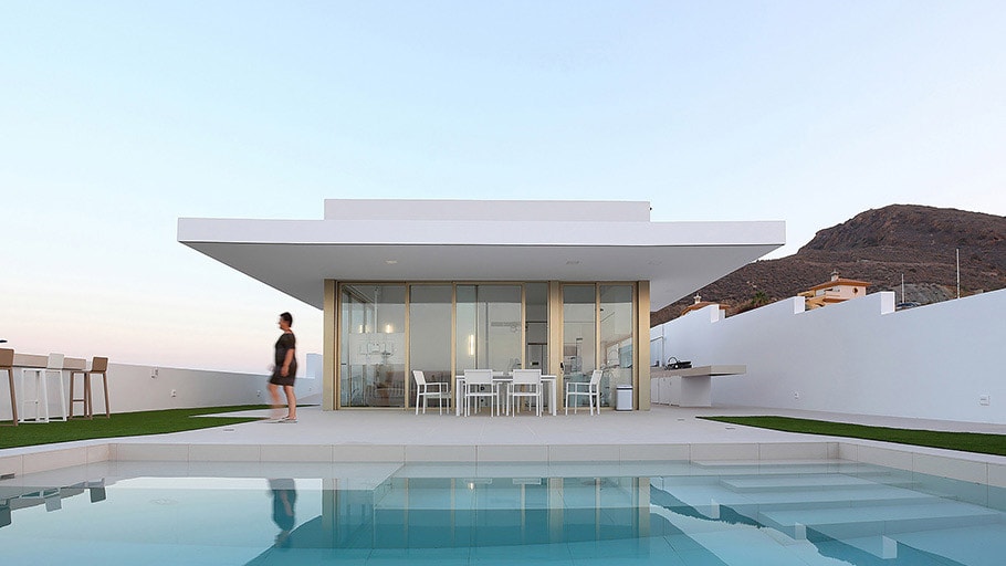 PORCELANOSA Grupo Projects: Continuidad visual en la “Vivienda con porche voladizo”