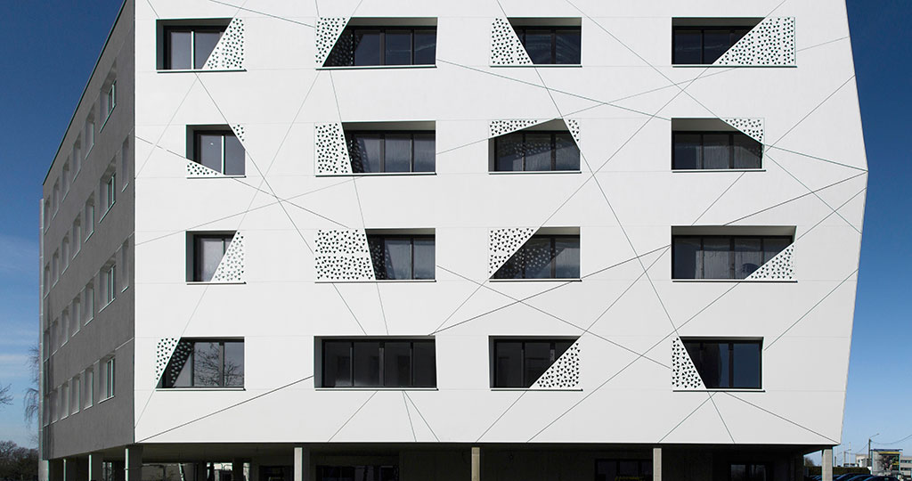 PORCELANOSA Grupo Projects : façade ventilée et brise-soleil en KRION® dans l’immeuble Le Crysto, à Rennes