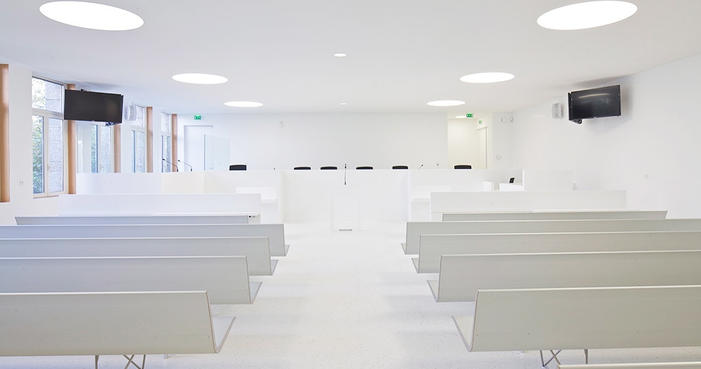 The PORCELANOSA Grupo Projects: a pure white courtroom for the Crown Court in Lorient, France