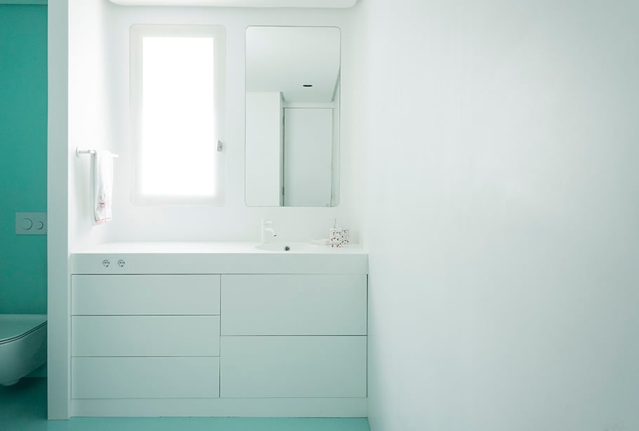 L’agence « mecanismo » invente le concept de « capsule » en Krion® pour la salle de bains