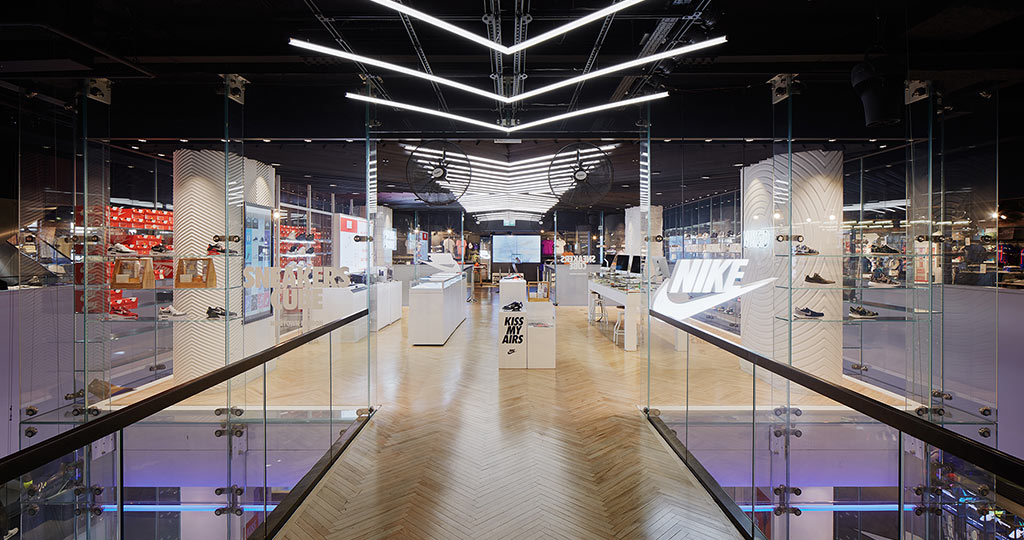 enfermo Cooperativa asustado PORCELANOSA Grupo Projects: dinamismo con KRION® en la flagship de Nike en  Oxford Street, Londres