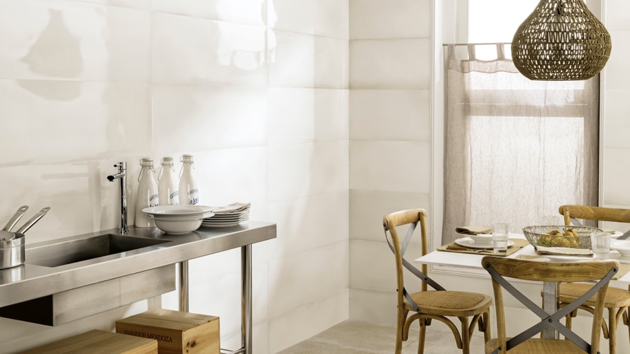 Venis reinterprets the solemnity of the renacentist majolica ceramic tile: Aqua Porcellana