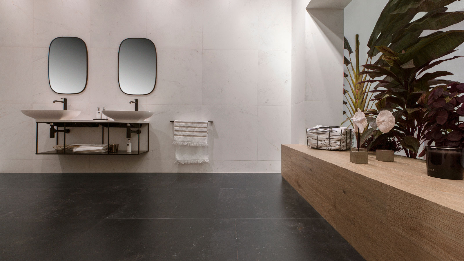 Venis mise sur le marbre noir à Cersaie