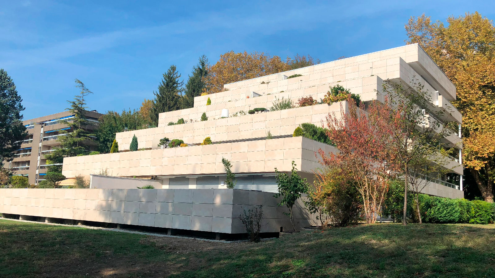 PORCELANOSA Grupo Project : La Maison du Bois, une forteresse française à la façade ventilée et au revêtement Newport Natural