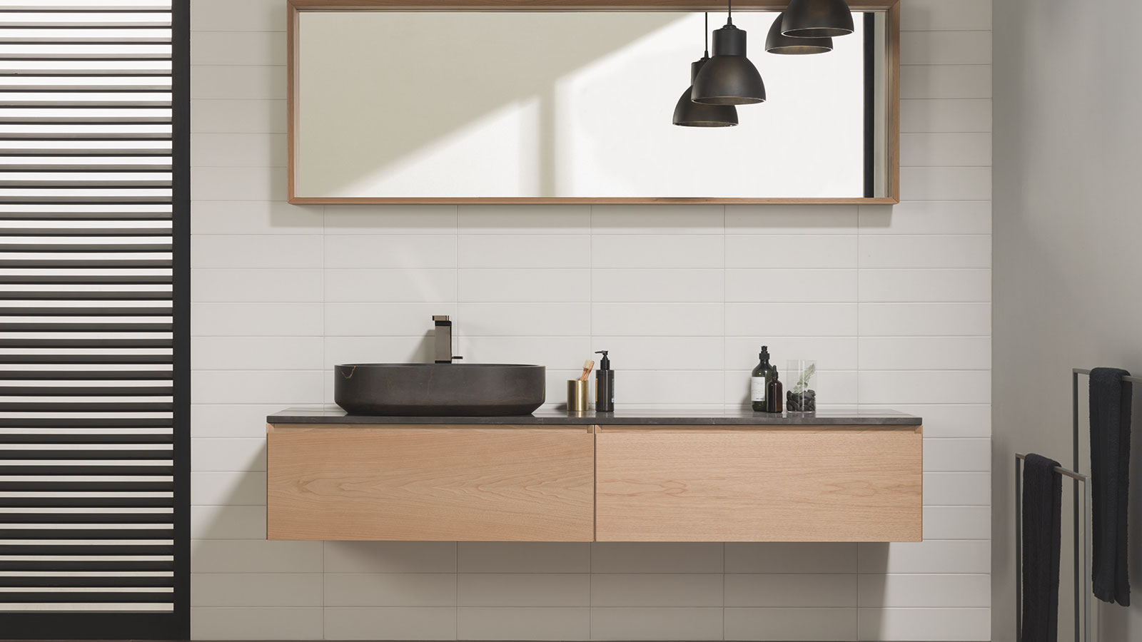 Come scegliere i mobili per il bagno: design esclusivi che potenziano l’ordine e lo spazio per riporre oggetti