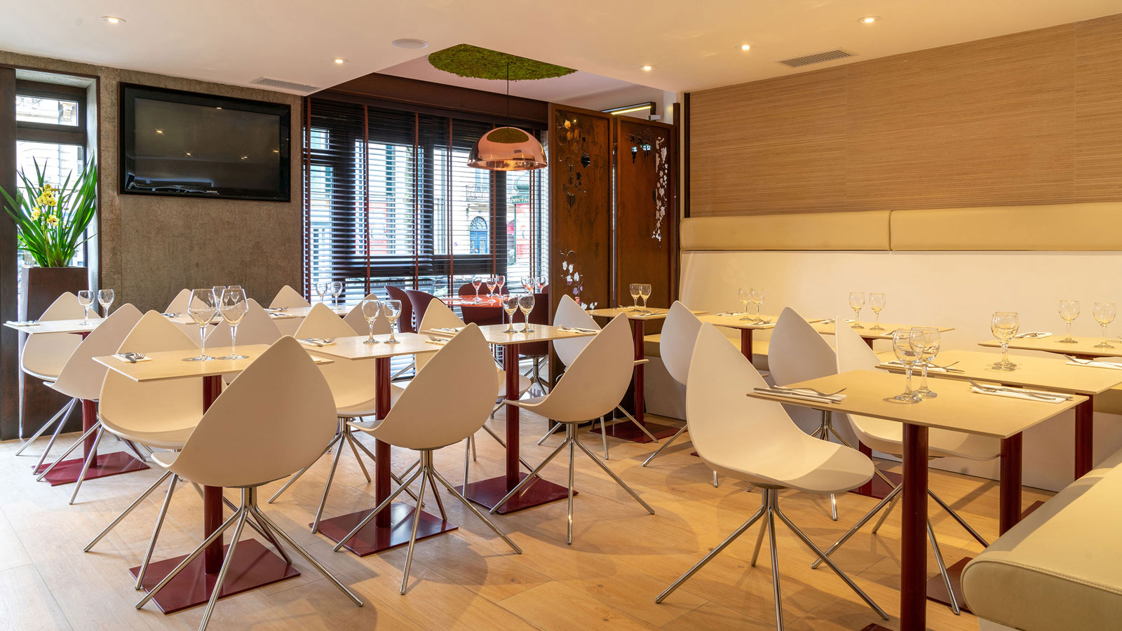 PORCELANOSA Group Projects: The Le Grand Café restaurant in Bordeaux extends its menu through materials from the PORCELANOSA Group