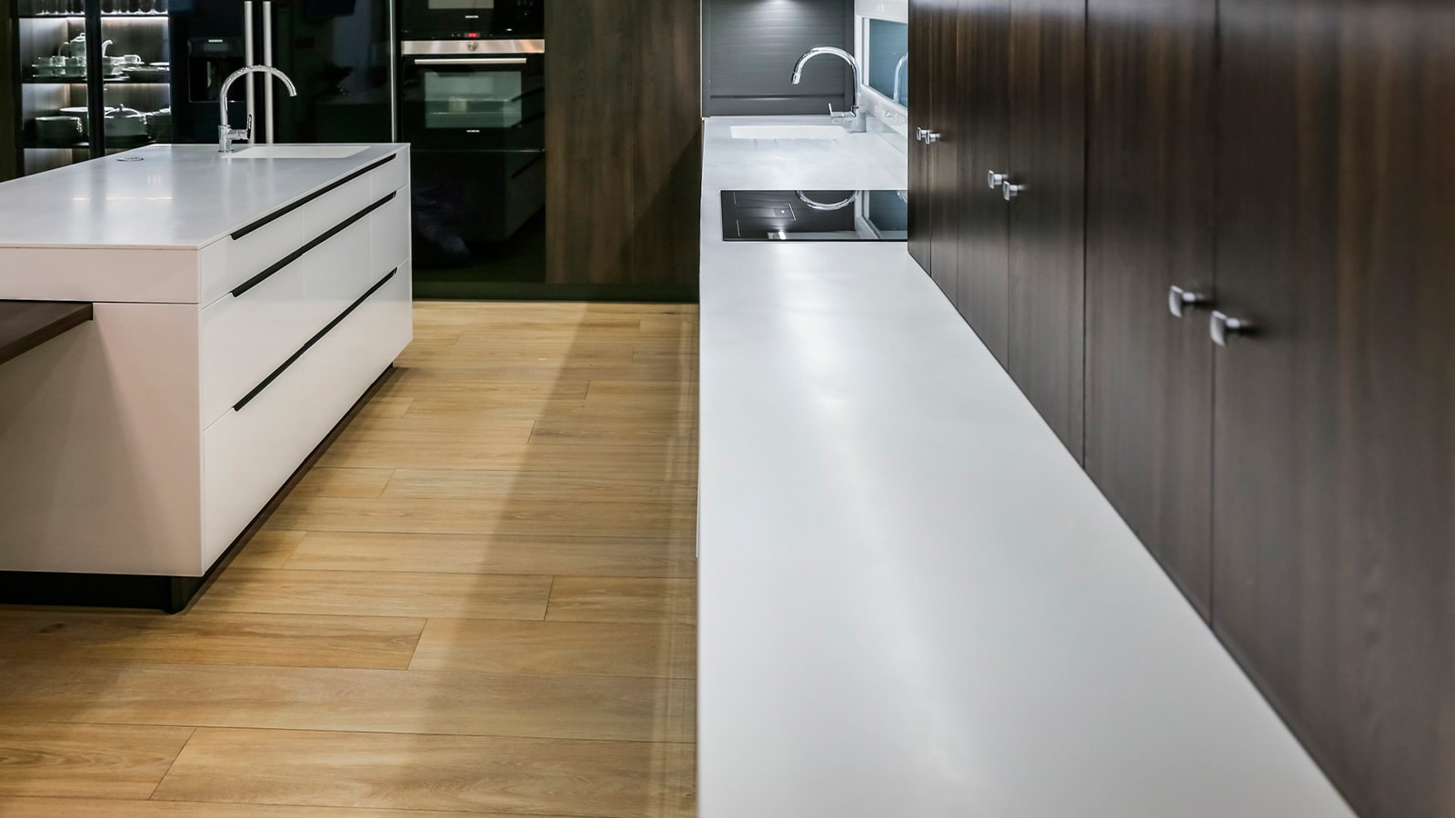 PORCELANOSA Group Projects: Marble and wood inspiration in a futuristic house
