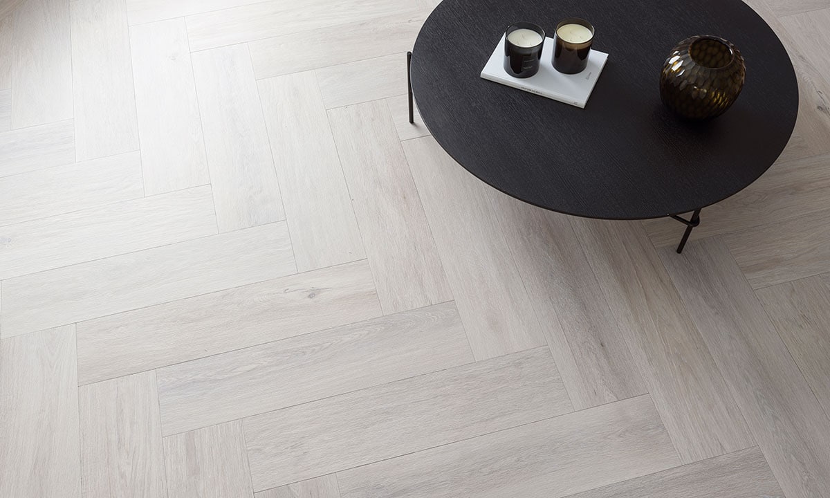 https://www.porcelanosa.com/trendbook/app/uploads/2019/10/Herringbone-flooring.jpg