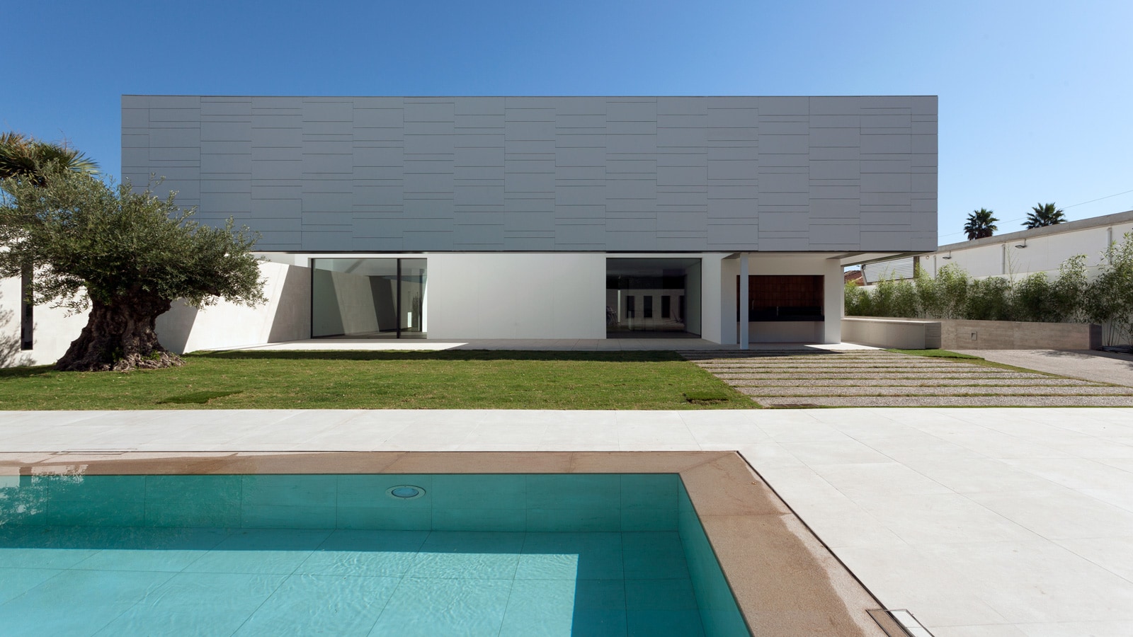 Avec les collections de Porcelanosa, Santatecla Arquitectos préserve la pureté géométrique de cette maison d'Alicante