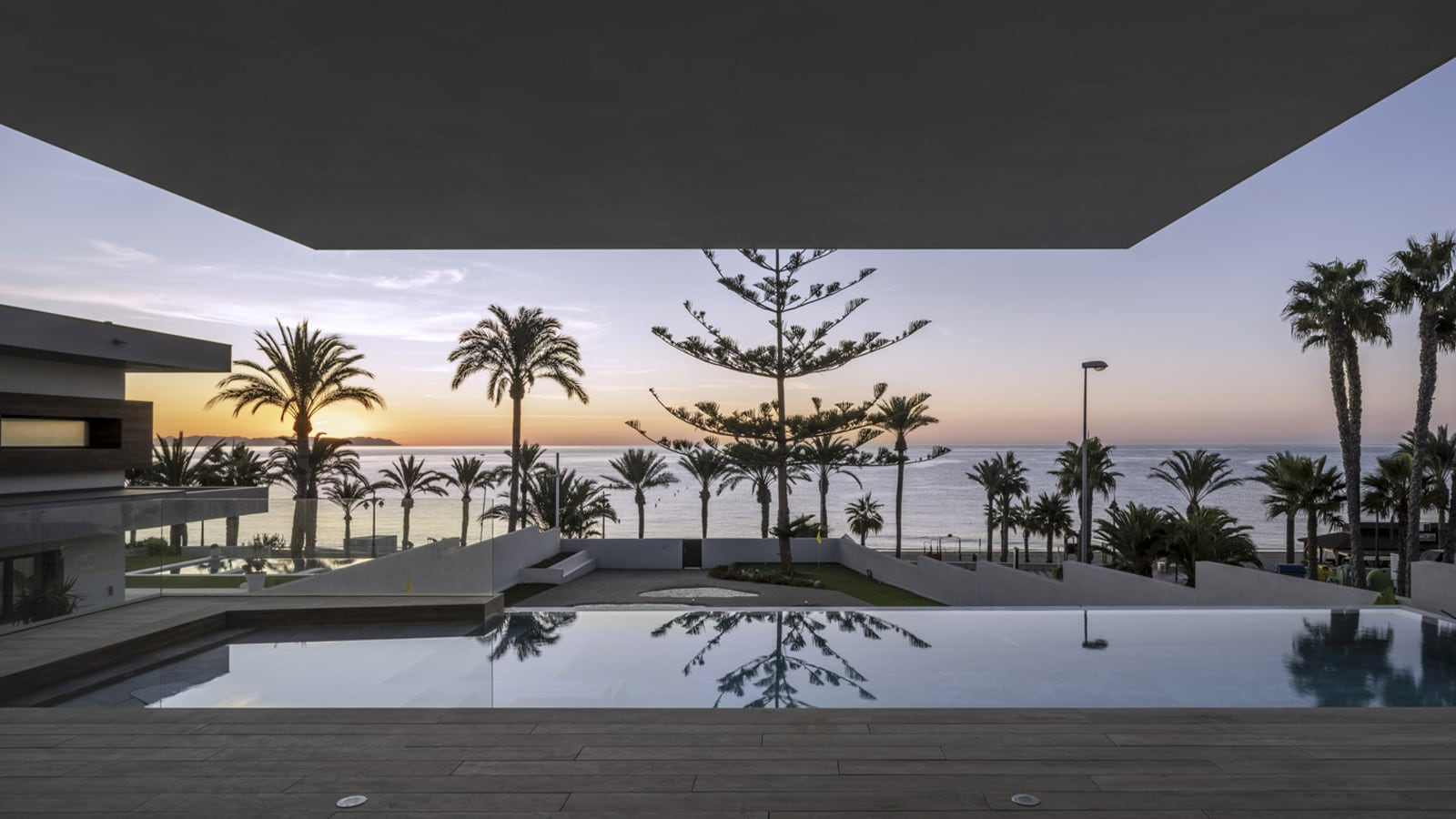 Lo studio Mariano Molina valorizza l'architettura geometrica di questa abitazione aperta sul mare