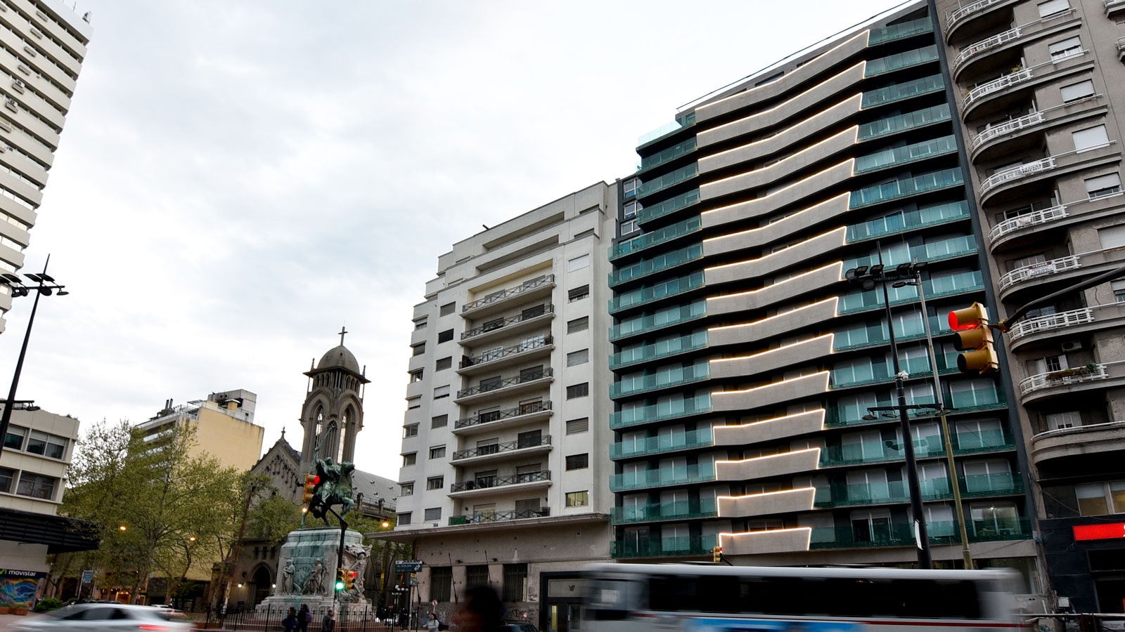 La arquitectura del futuro se abre paso en Montevideo con esta fachada de Porcelanosa