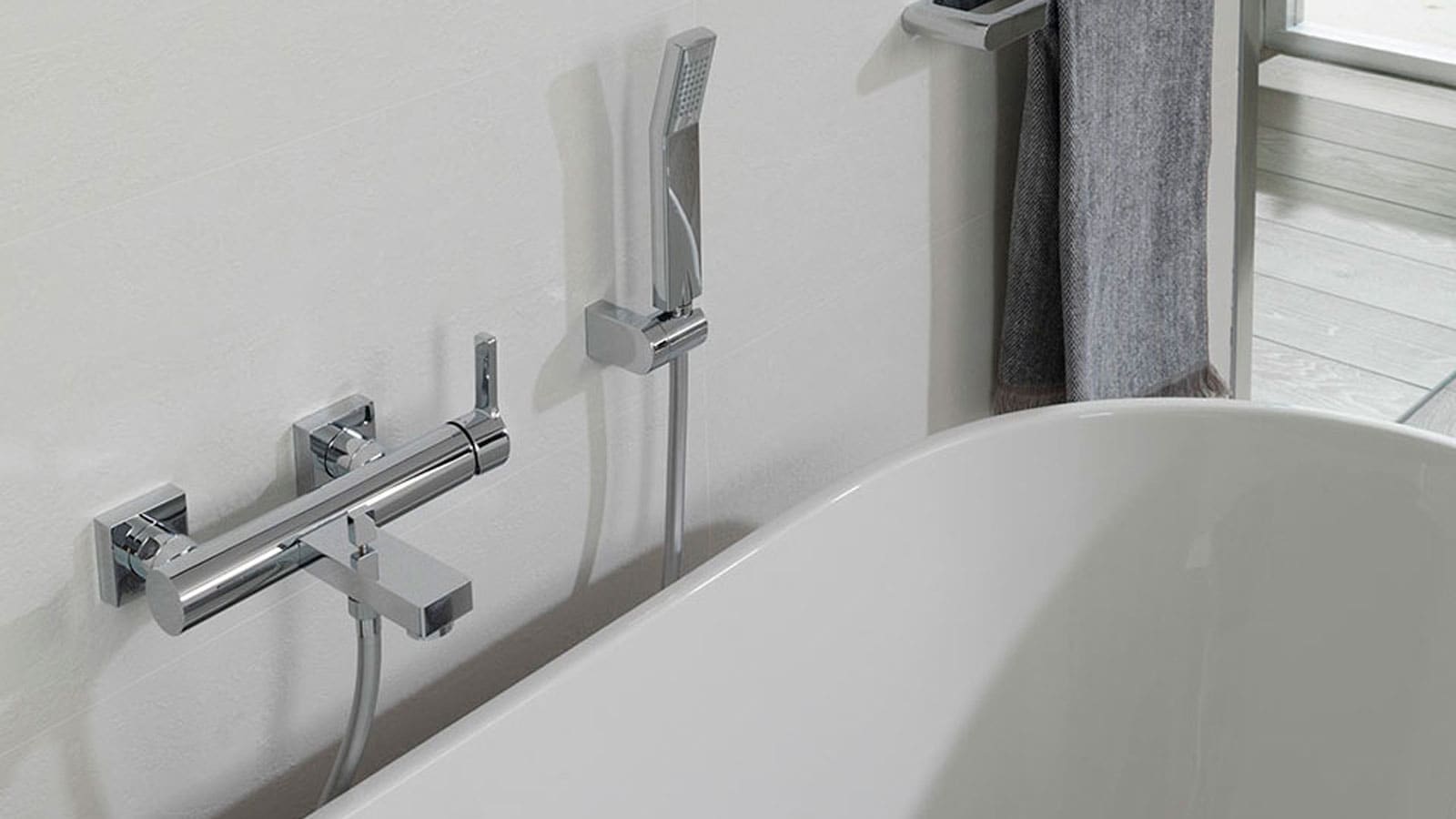 Wall-mounted-bath-mixer-tap-copia