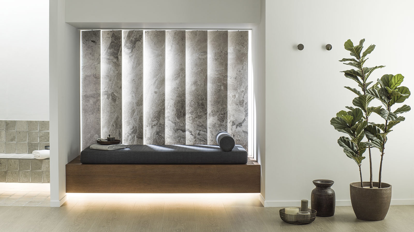 Интерьерные стены из натурального камня от Porcelanosa
