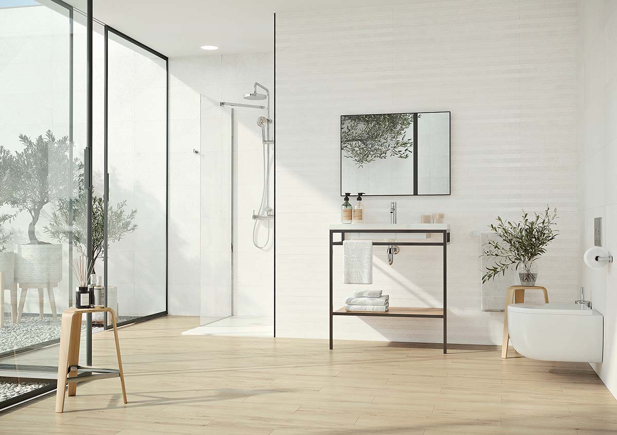 https://www.porcelanosa.com/trendbook/app/uploads/2021/12/Fully-tiled-Vs-Half-tiled-Bathrooms.jpg