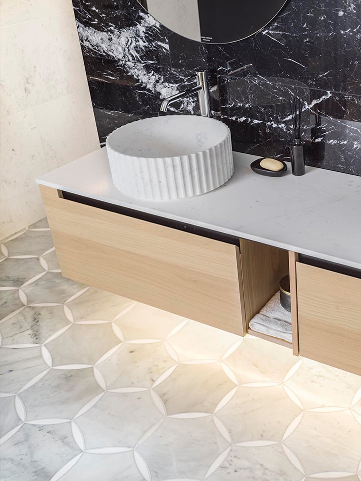 Art Deco hexagonal tile within a circle