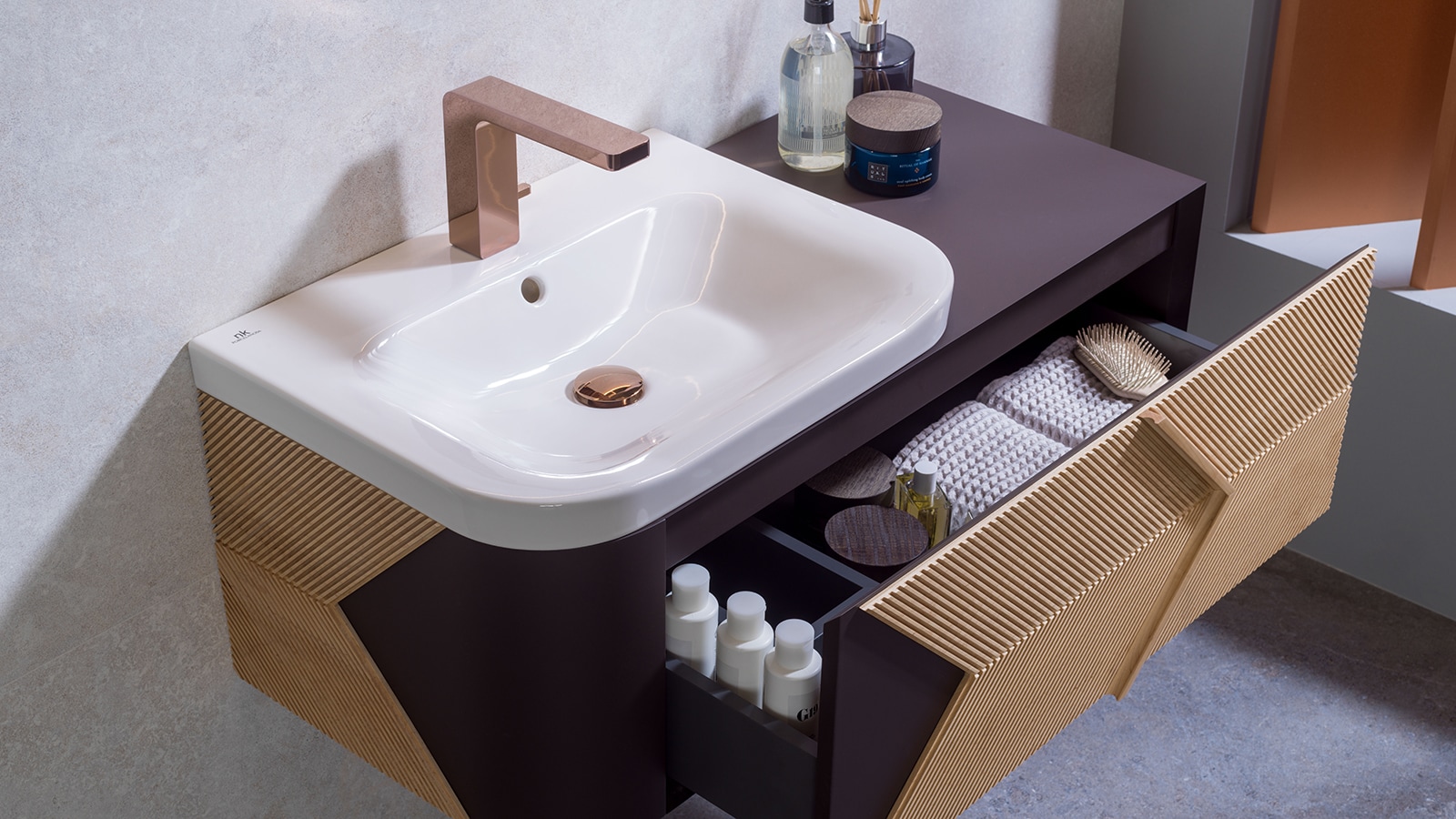 La reproduction parfaite des couleurs de l'automne sur les meubles de la salle de bain