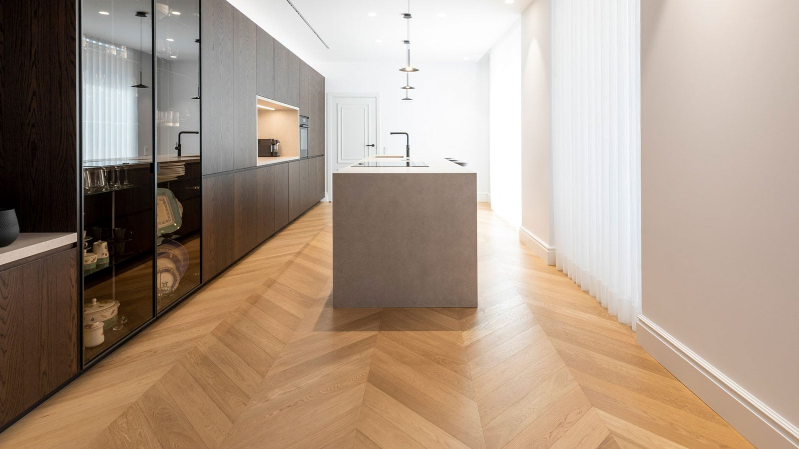 Tradicional, refurbishing a bright Mediterranean residence