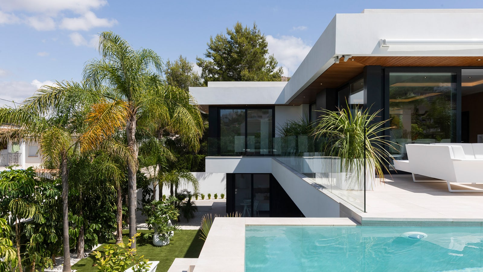 Villa Caruso, serenidad y elegancia en las aguas de la Costa Blanca