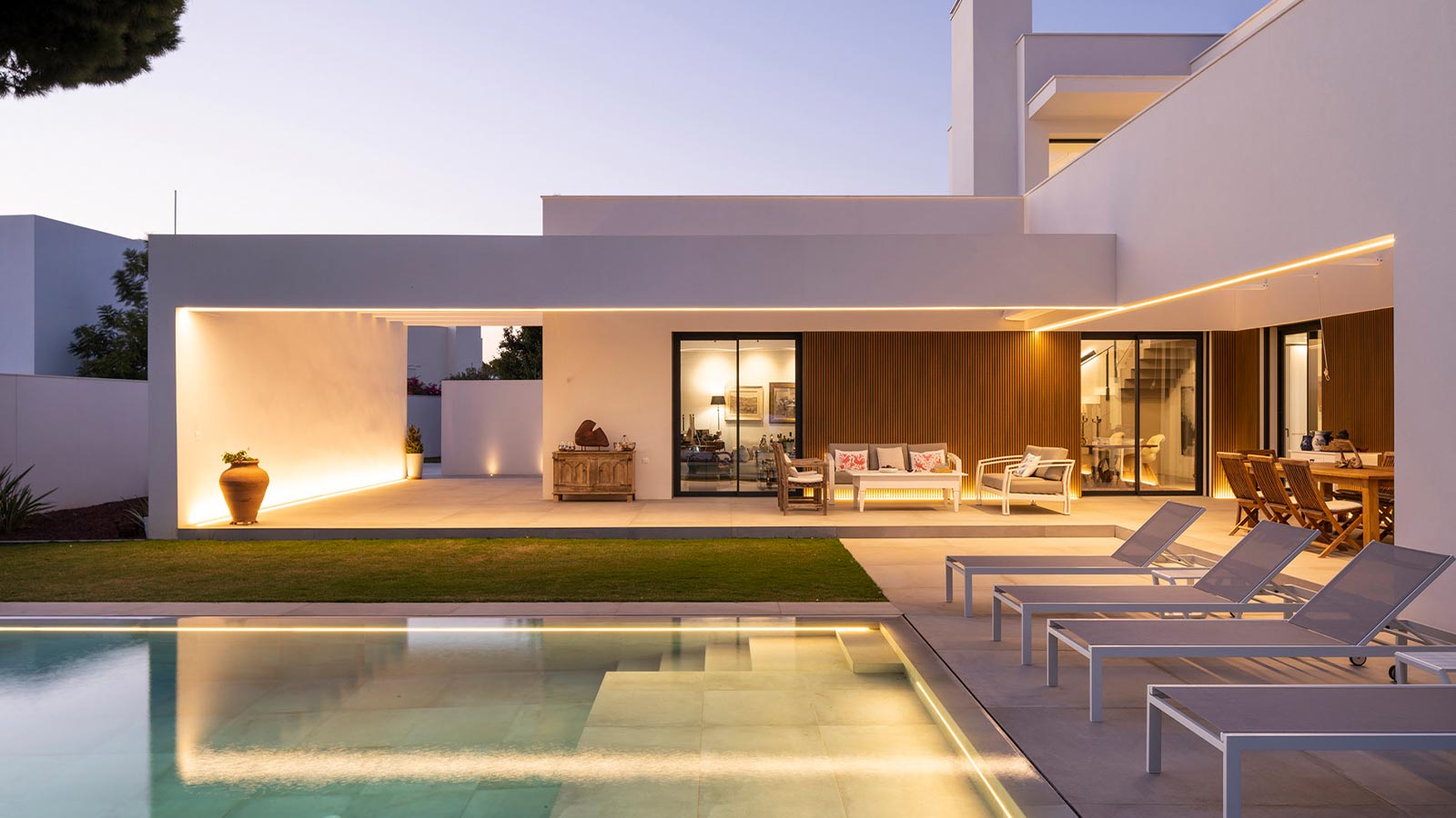 Villa Etxezuri, the expression of architectural purity
