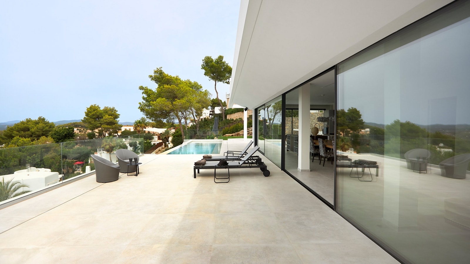 Villa Secreta: un mix di luce, aria e vegetazione a Ibiza