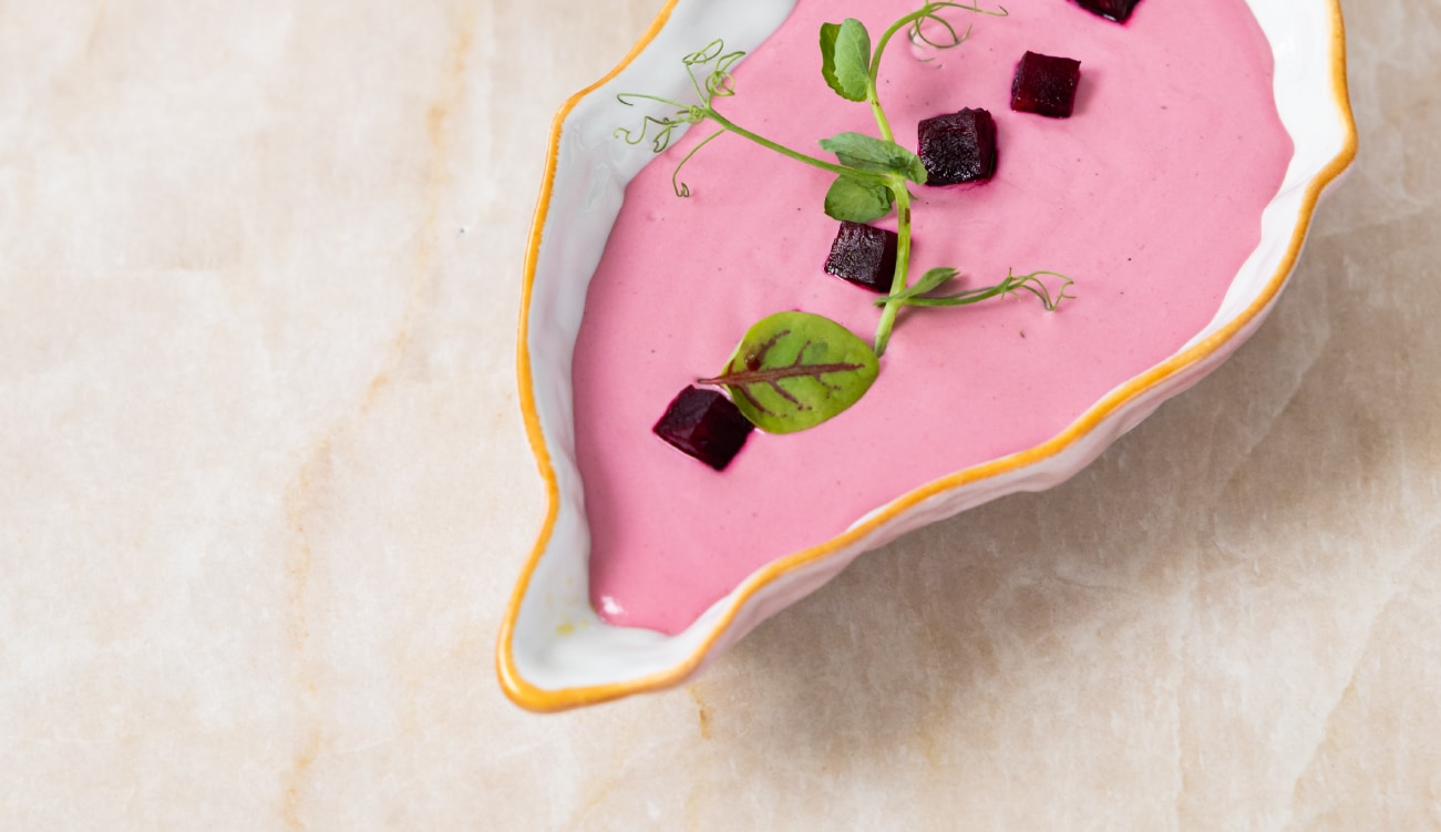 Tamara Falcó prepares a beetroot ajoblanco with Galán Sobrini in the Porcelanosa kitchens.