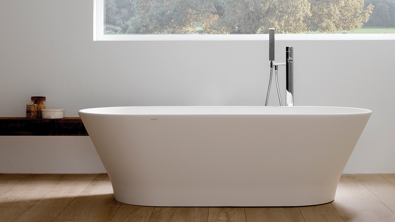 Bañera exenta realizada con Solid Surface Krion®, en tonalidad blanca, modelo Slim.