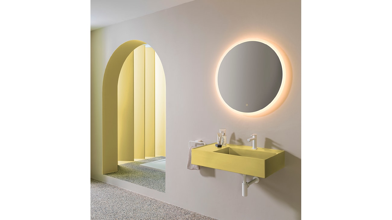 Salle de bains à la décoration jaune, avec lavabo Essence Amarillo Canario de Noken.