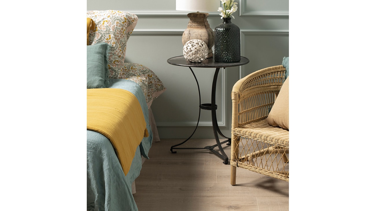 Bedroom decorated yellow with Par-ker® Vancouver Sand floor tiles by Porcelanosa.