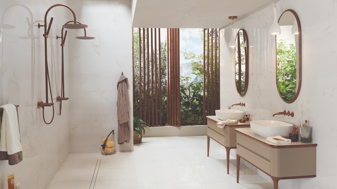 Salle de bains avec meuble Liem, robinetterie Lignage en finition cuivre brossé et miroir Liem Nogal, de Noken.