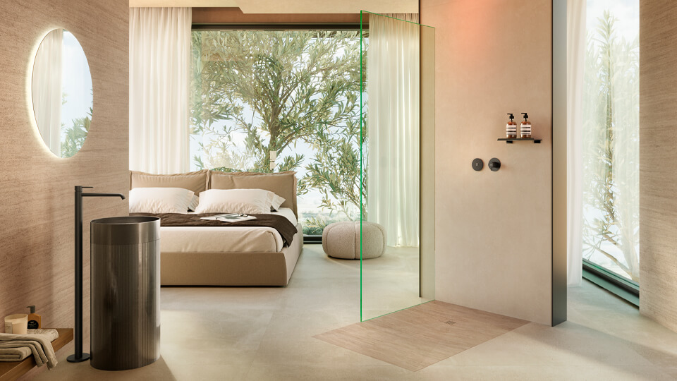 Ambiente de baño con plato de ducha Slate Travertino Marble, rociador Eye, lavabo Rome y grifería Round.