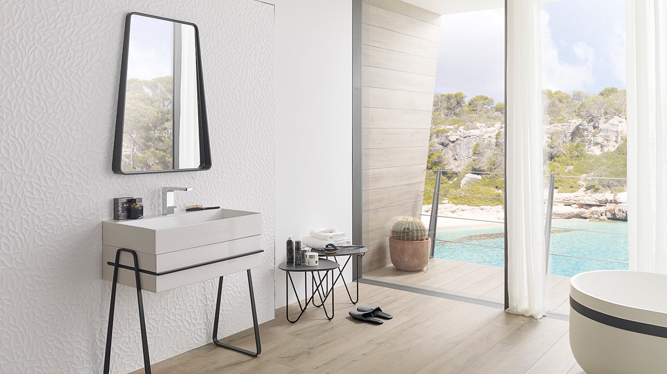 El baño en blanco y madera: amplitud y luminosidad | Porcelanosa