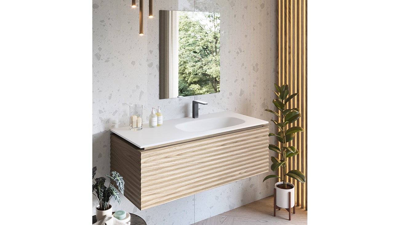 Salle de bains lumineuse en blanc et en bois avec le meuble Wave, de Krion.