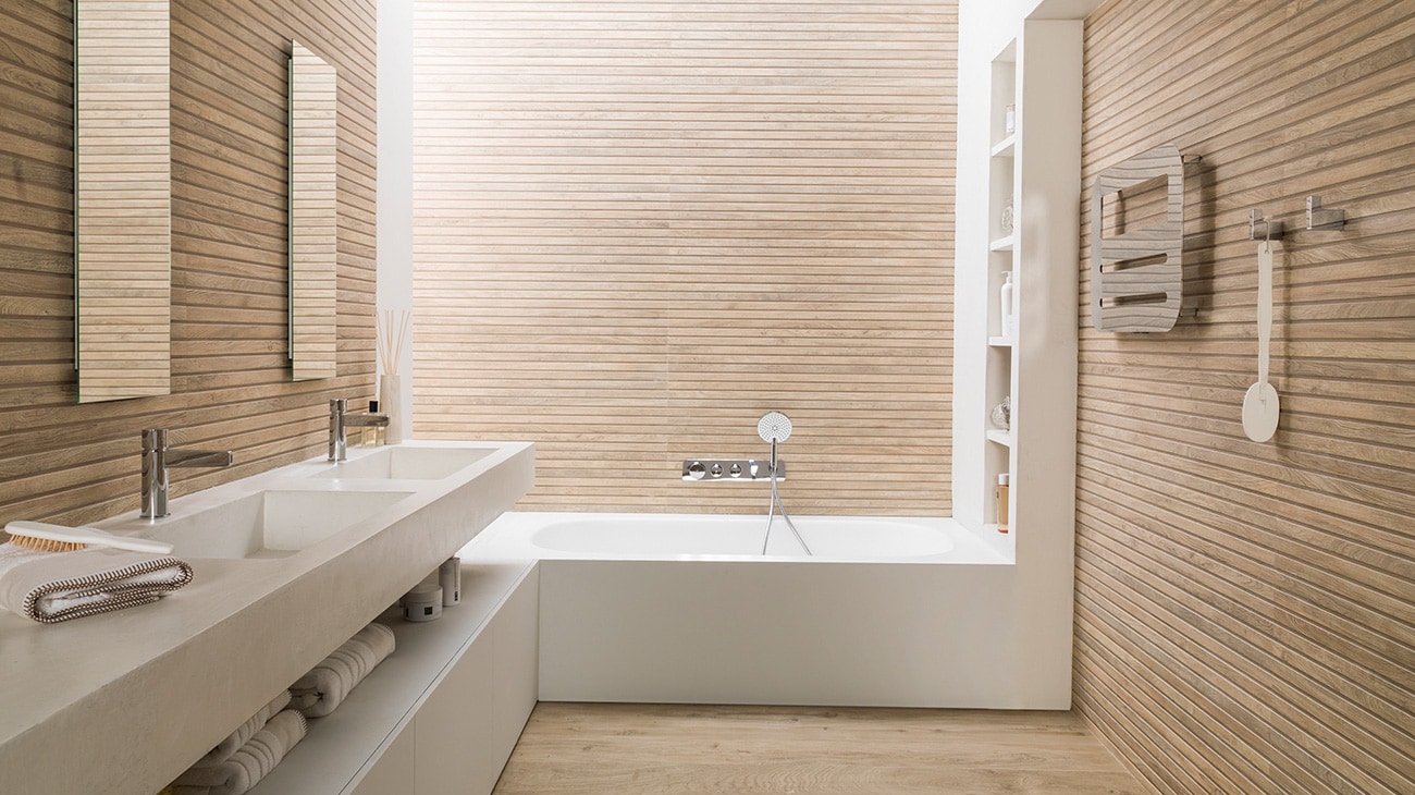 Revestimiento Line Roble (Porcelanosa), y grifería bañera y lavabo Pure Line (Noken).