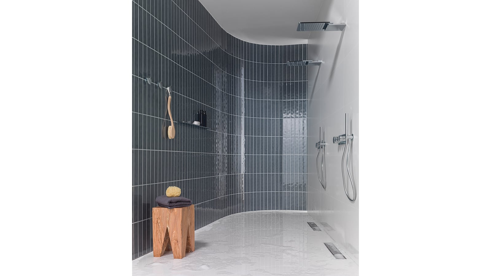 Sols Malaga Ocean et Marmi China, de Porcelanosa, et caniveau de douche Lineal Chrome, de Butech.