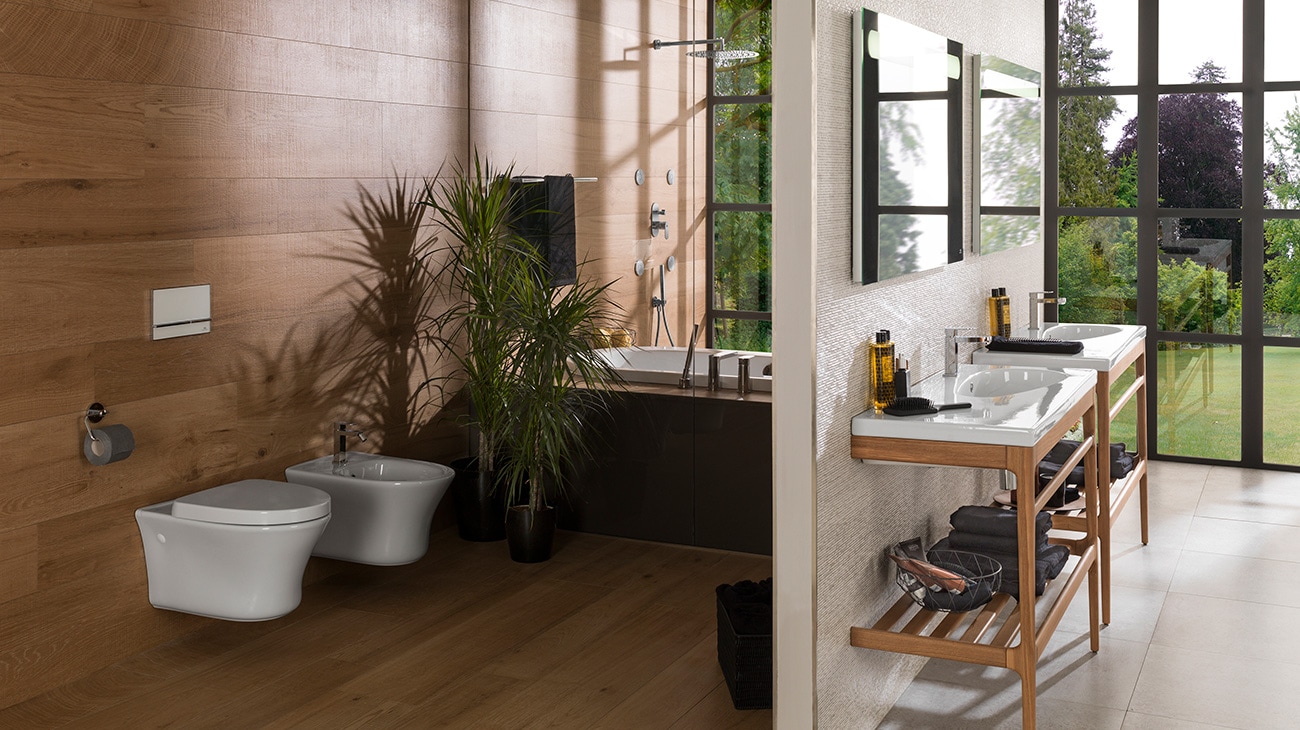 Differentiated bathroom area with washbasin, toilet, tap and bidet from the Hotels collection, by Noken.