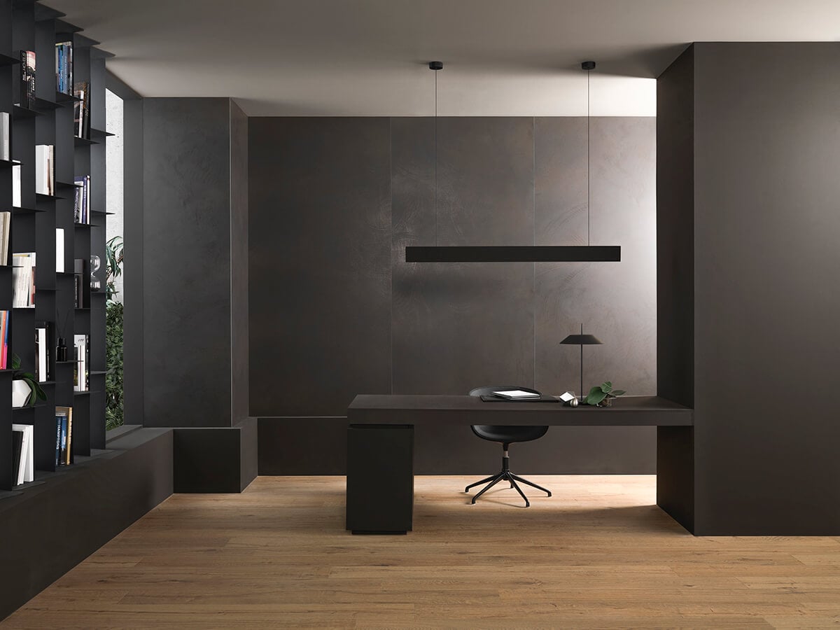 https://www.porcelanosa.com/trendbook/app/uploads/2023/08/Black-office-with-wooden-effect-floor-tiles-1.jpg