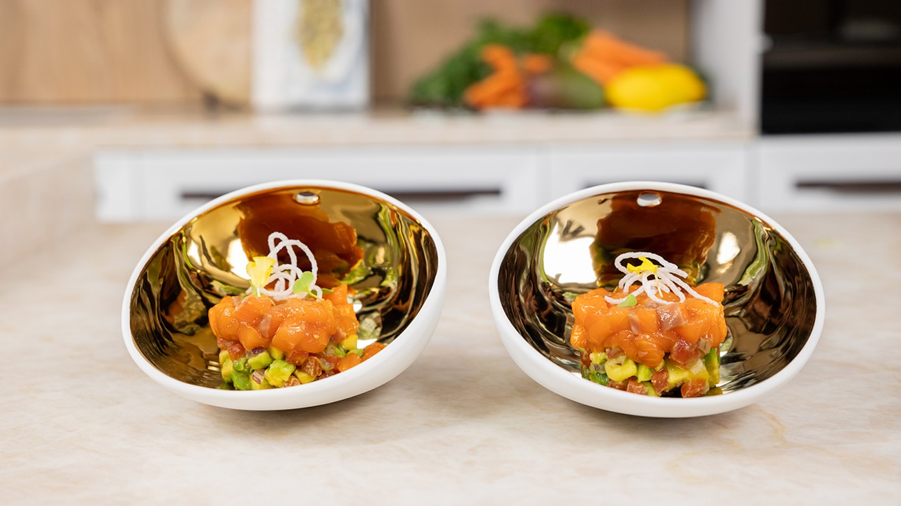 Tamara Falcó invita a preparar un tartar de salmón a Foodtropia en las cocinas de Porcelanosa