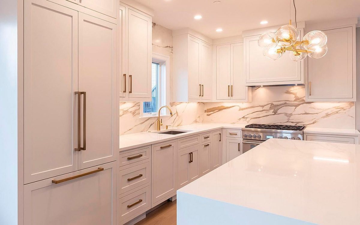 Matt white kitchen with marble tiles backsplash