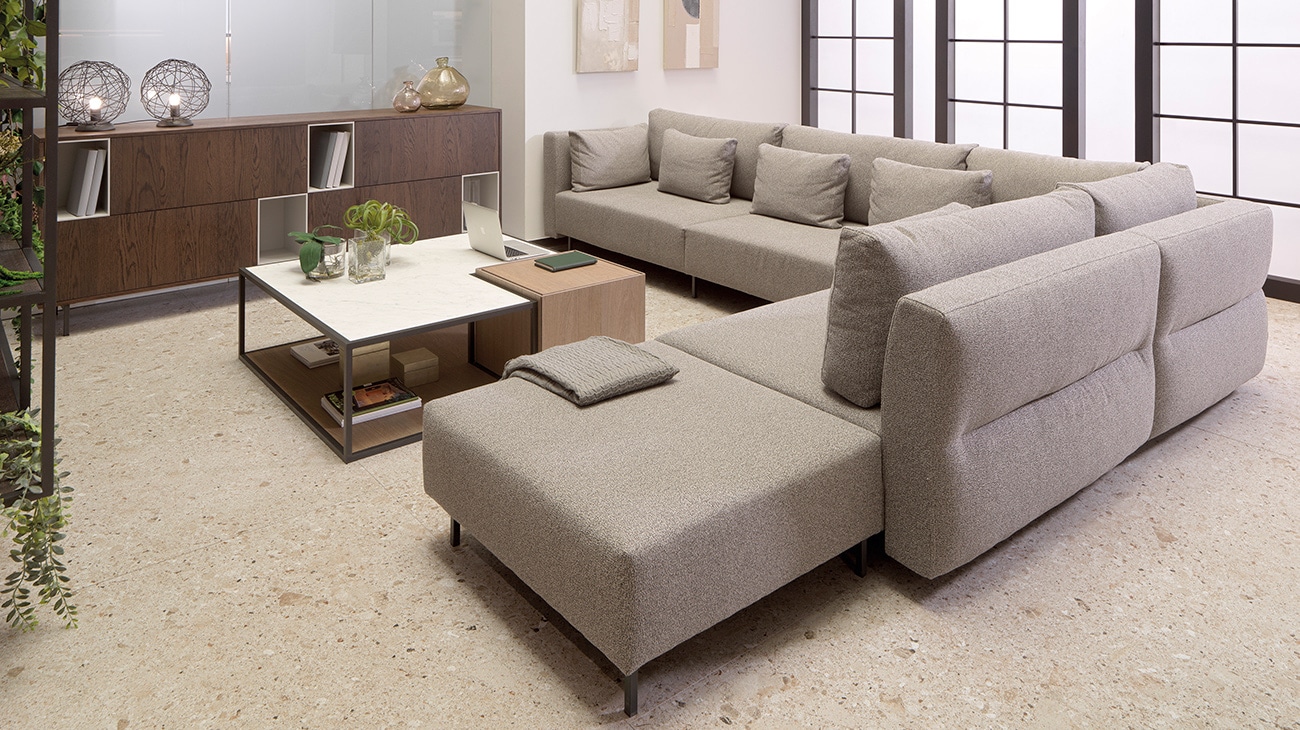 Sofá Fold Loira con mueble modular L7 Roble Polvo y mesa de apoyo XTONE Carrara.