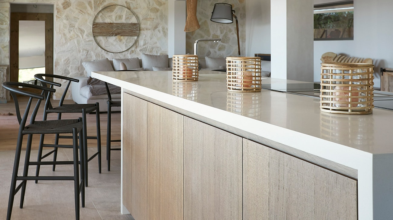 Encimera de krion® sobre una cocina rústica en una vivienda de Ibiza. Ver proyecto completo en web. Fotografía: © ALEX DEL RIO