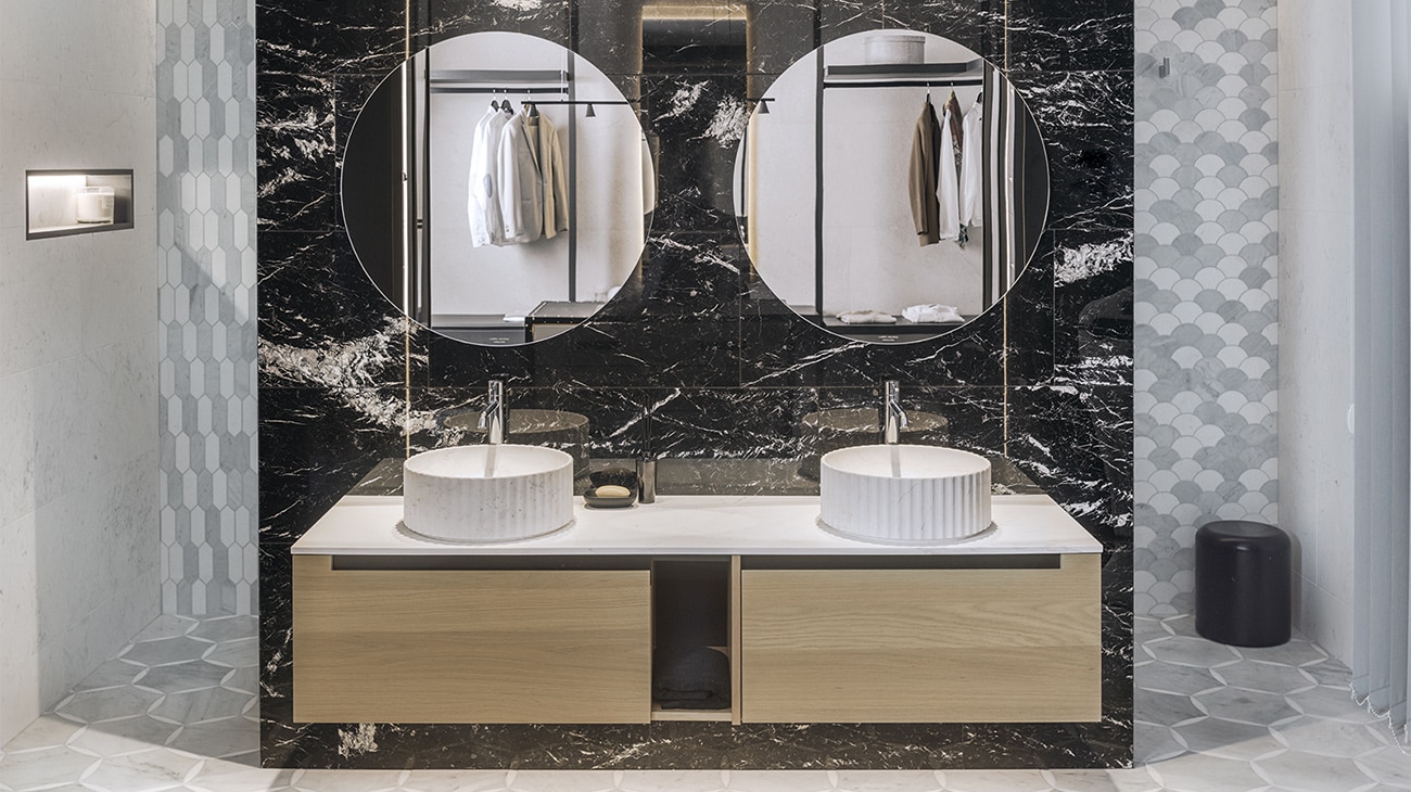 Black Marquina Pulido polished marble wall tiles by L'Antic Colonial.