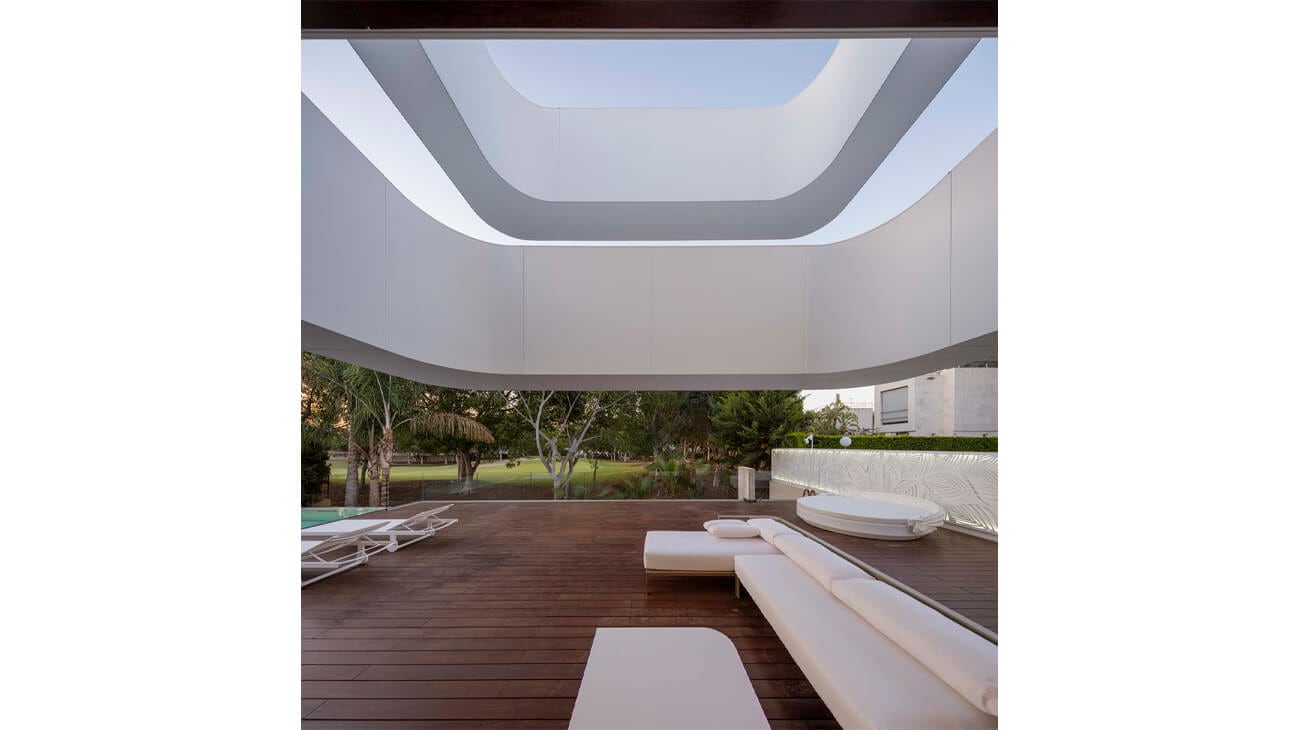 Volumetric façade design at Casa Golf Europa | Porcelanosa