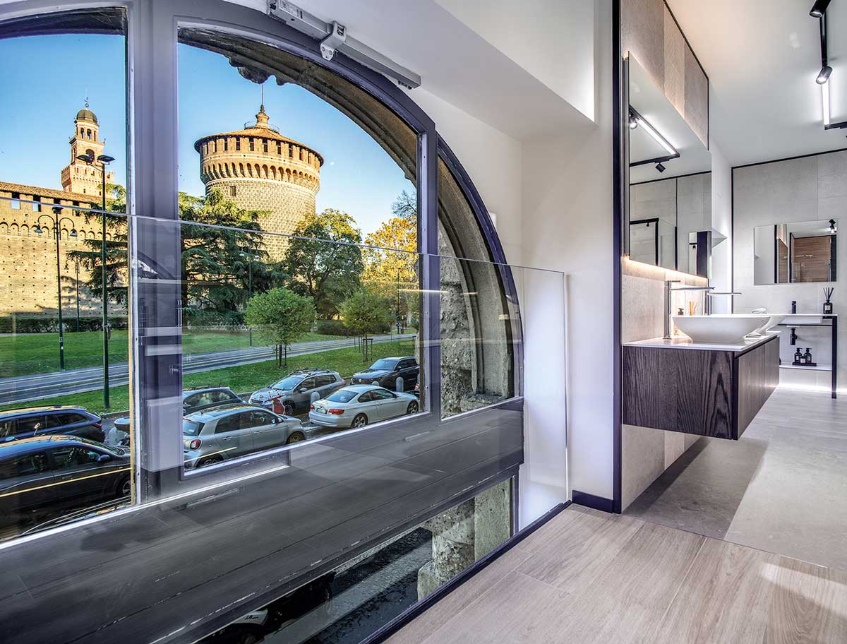 Vista del Castello Sforzesco desde el interior de la tienda Porcelanosa.