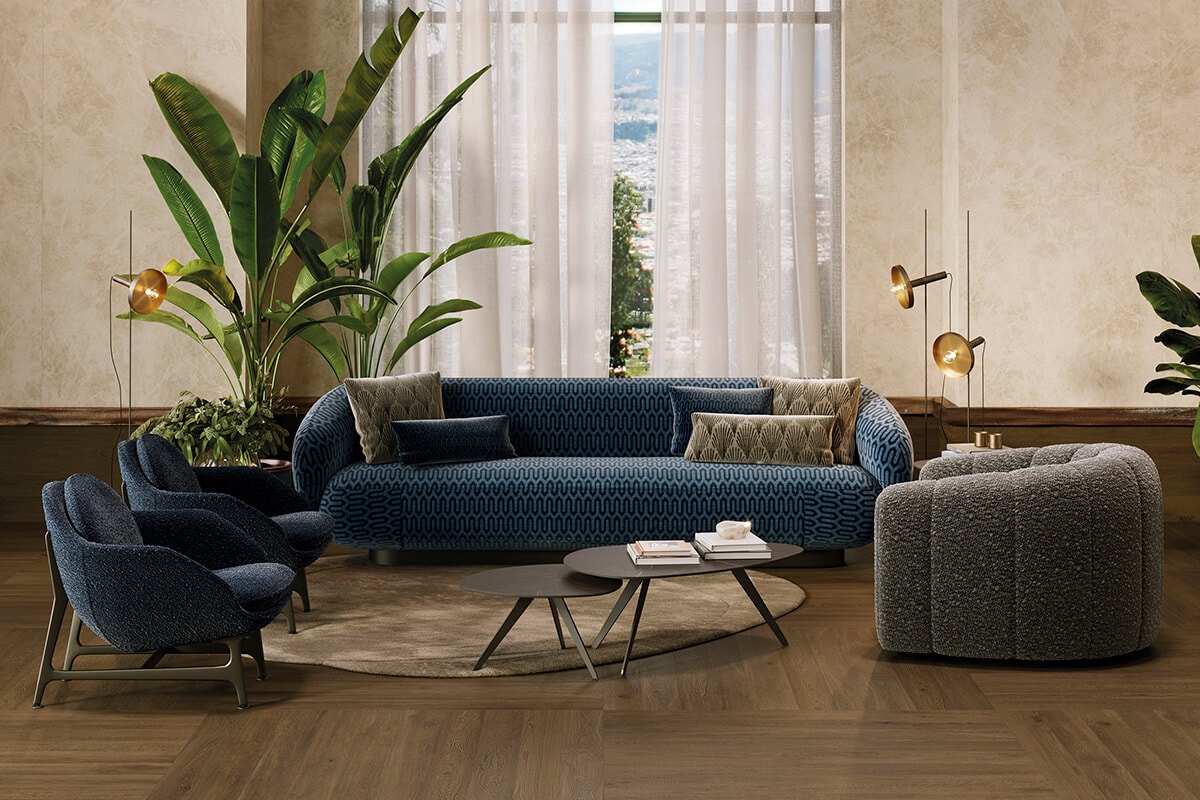 Коричнево-кремова вітальня з синіми акцентами від Porcelanosa