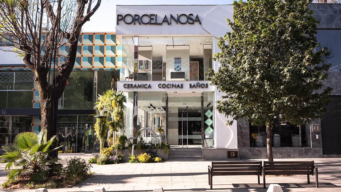Porcelanosa transforme son showroom de Masaryk en un jardin du futur pour Polanco à Flores