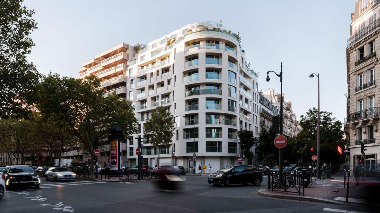 Architettura in movimento: la leggerezza scolpita di Krion® Lux